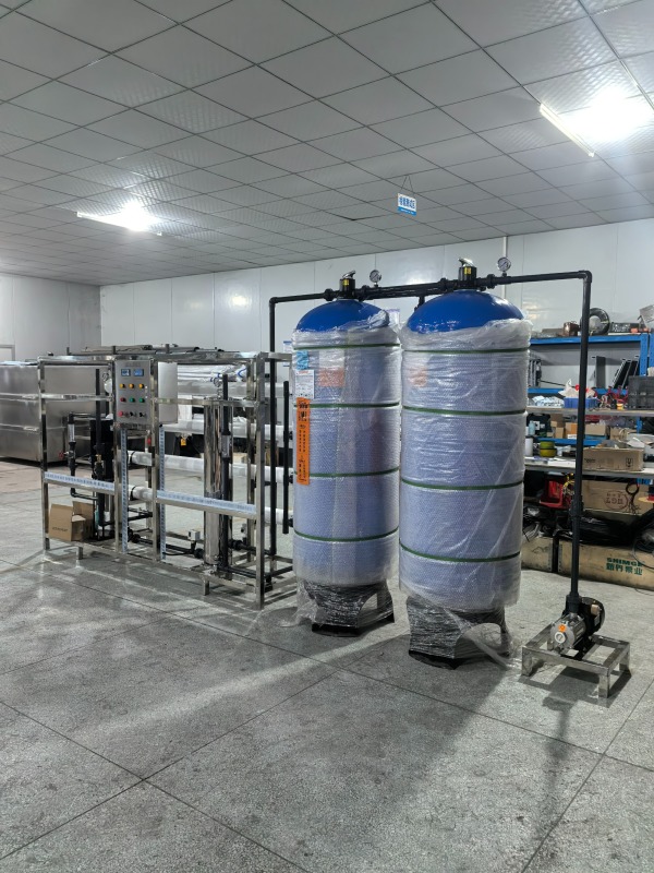 Sistema RO padrão compacto e eficiente de 2000 LPH para purificação confiável de água
