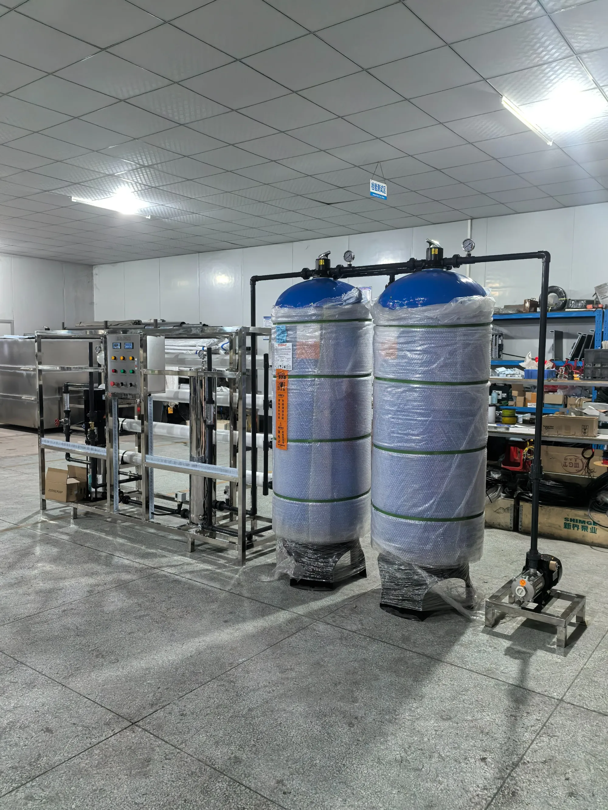 Sistema RO padrão compacto e eficiente de 2000 LPH para purificação confiável de água