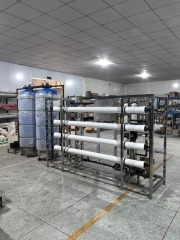 Sistema RO padrão compacto e eficiente de 2000 LPH para purificação confiável de água