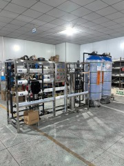 Sistema RO padrão compacto e eficiente de 2000 LPH para purificação confiável de água